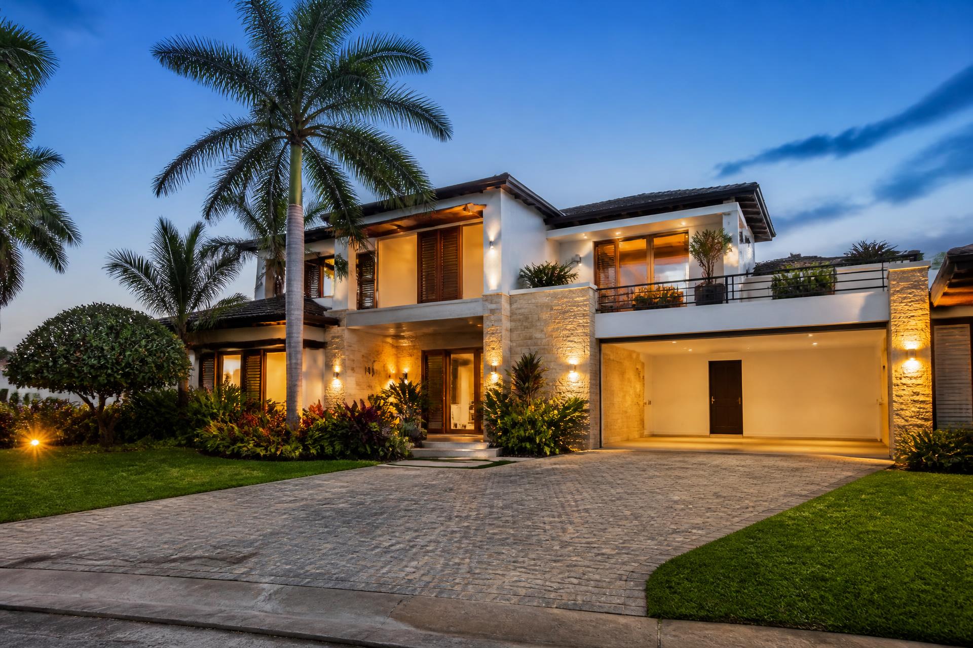 Casa moderna con jardín en Honduras al atardecer
